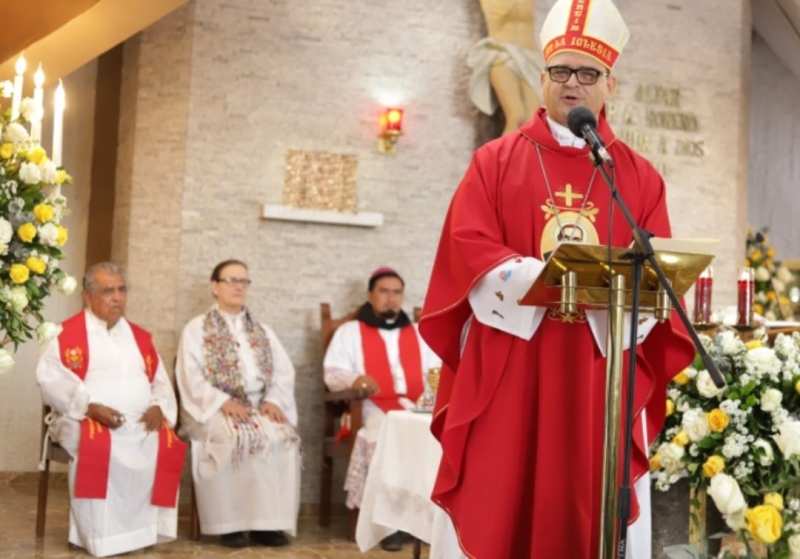 «Clériga» anglicana participa em celebração católica e gera controvérsia em El Salvador